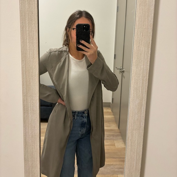 Babaton Light Robe - Picture 2 of 6